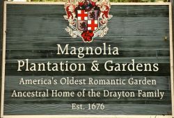 L'insegna in legno della Magnolia Plantation and Gardens di Charleston, South Carolina. Come ricorda il cartello, si tratta del giardino pubblico più antico degli Stati Uniti.