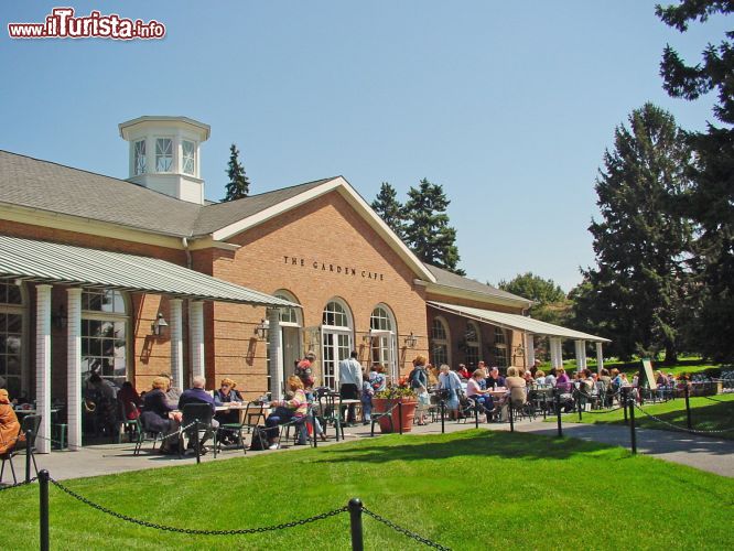 Immagine Garden Cafe al New York Botanical Garden: zuppe, insalate e panini, rigorosamente di stagione, vi aspettano in questo suggestivo locale dei giardini botanici newyorkesi che propone anche piatti vegetariani e senza glutine.