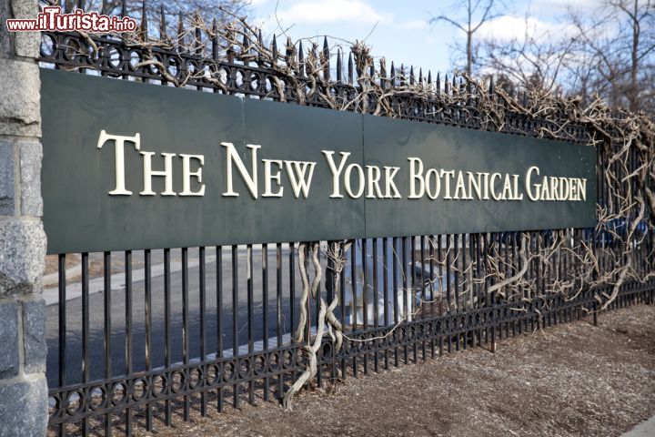 Immagine L'insegna del New York Botanical Garden, oasi fiorita che si estende per circa 1 km quadrato ospitando al suo interno ben 48 giardini e collezioni di piante. Dal 1967 è patrimonio nazionale USA - © JaysonPhotography / Shutterstock.com