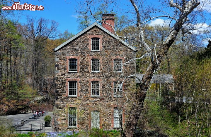 Immagine Old Stone Mill, sul fiume Bronx, al New York Botanical Garden. Costruito nel 1840 dalla famiglia Lorillard, questo "mulino di pietra" è uno degli edifici civili industriali pre guerra più pittoreschi esistenti a New York. Restaurato grazie ai finanziamenti della Lilian Goldman Charitable Trust and the Amy P. Goldman Foundation, dal 1976 è monumento storico nazionale di New York - © LEE SNIDER PHOTO IMAGES / Shutterstock.com