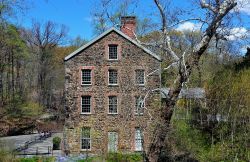 Old Stone Mill, sul fiume Bronx, al New York Botanical Garden. Costruito nel 1840 dalla famiglia Lorillard, questo "mulino di pietra" è uno degli edifici civili industriali ...