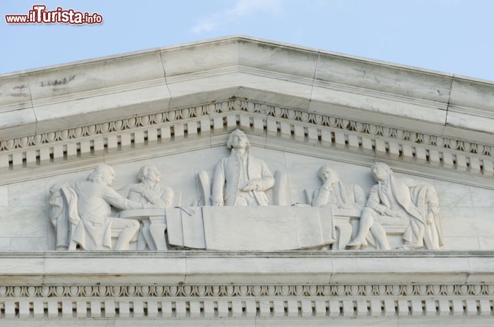 Immagine Il particolare di un bassorilievo intagliato sul frontone del Jefferson Memorial che ritrae i membri della Commissione che scrisse la bozza della Dichiarazione d’Indipendenza - foto © Orhan Cam / Shutterstock.com