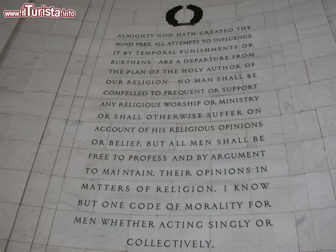 Immagine Un'iscrizione all'interno del Jefferson Memorial, dove si possono leggere alcune delle frasi che il Presidente pronunciò durante la sua carriera politica.