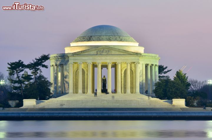 Immagine Per la realizzazione del Jefferson Memorial, inaugurato nel 1943 su progetto dell'architetto John Russel Pope, furono spesi tre milioni di dollari -  foto © Orhan Cam / Shutterstock.com
