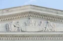 Il particolare di un bassorilievo intagliato sul frontone del Jefferson Memorial che ritrae i membri della Commissione che scrisse la bozza della Dichiarazione d’Indipendenza - foto © ...