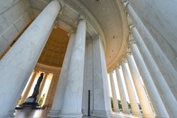 Il monumento a Thomas Jefferson è circondato da 26 colonne, che rappresenta il numero degli stati americani esistenti al momento della morte del Presidente - foto © Orhan Cam / Shutterstock.com ...