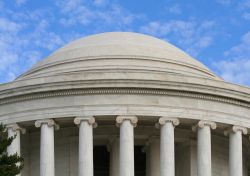 Il bianco della cupola si staglia contro il cielo. Il marmo utilizzato per la costruzione del memoriale proviene da diversi stati americani: Vermont, Tennessee, Georgia e Missouri  - foto ...