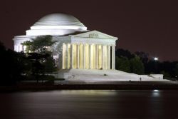 Una suggestiva immagine del Jefferson Memorial di notte, dove risalta il bianco dei pregiati marmi che lo costituiscono.