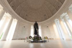 Un'immagine del Jefferson Memorial di Washington DC visto dall'interno, con la caratteristica cupola ispirata al Pantheon di Roma -  foto © f11photo / Shutterstock.com