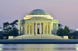 Per la realizzazione del Jefferson Memorial, inaugurato nel 1943 su progetto dell'architetto John Russel Pope, furono spesi tre milioni di dollari -  foto © Orhan Cam / Shutterstock.com ...