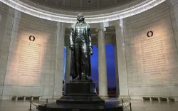 La statua originaria di Thomas Jefferson venne realizzata in gesso per fare fronte al razionamento dei metalli imposto durante la Seconda Guerra Mondiale. Solo in seguito, finita la guerra, ...