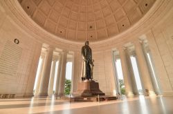 L'enorme statua di Thomas Jefferson regge con una mano la Dichiarazione d'Indipendenza. Si tratta di un'opera bronzea dell'artista Rudolph Evans - foto © Orhan Cam / Shutterstock.com ...