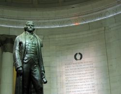 Un primo piano della statua di Thomas Jefferson all'interno del memoriale a lui dedicato e, sullo sfondo, l'iscrizione su una parete di alcune frasi pronunciate dal Presidente - foto ...