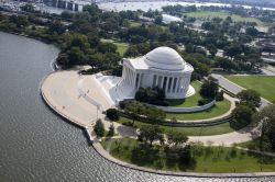 Un'immagine panoramica del Jefferson Memorial (Washington DC) dall'alto, dove si possono distinguere le acque del lago artificiale Tidal Basil e, in lontananza, quelle del Washington ...