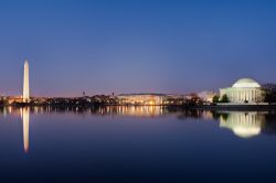 Il Tidal Basin, sulle cui sponde sorgono il Jefferson Memorial e l'obelisco del monumento a George Washington, primo presidente degli Stati Uniti d'America - foto © Orhan Cam / ...