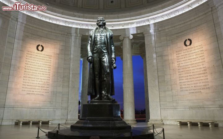 Immagine La statua originaria di Thomas Jefferson venne realizzata in gesso per fare fronte al razionamento dei metalli imposto durante la Seconda Guerra Mondiale. Solo in seguito, finita la guerra, fu rimpiazzata con una in bronzo - foto © Cvandyke / Shutterstock.com