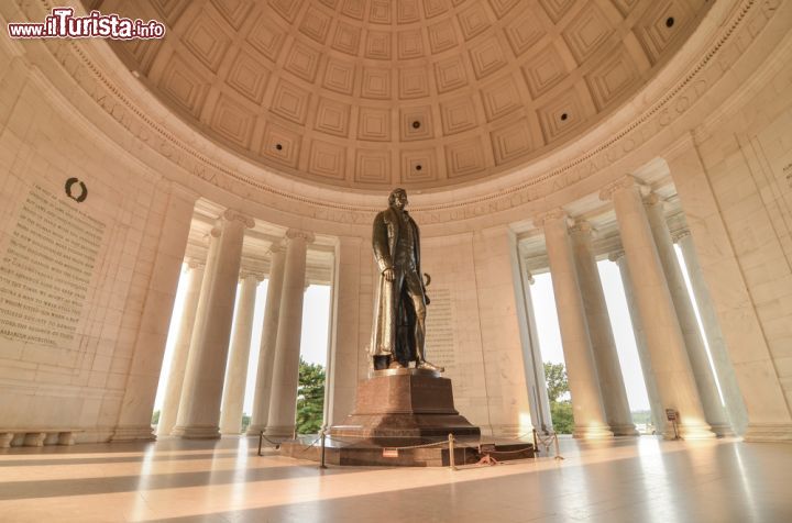 Immagine L'enorme statua di Thomas Jefferson regge con una mano la Dichiarazione d'Indipendenza. Si tratta di un'opera bronzea dell'artista Rudolph Evans - foto © Orhan Cam / Shutterstock.com