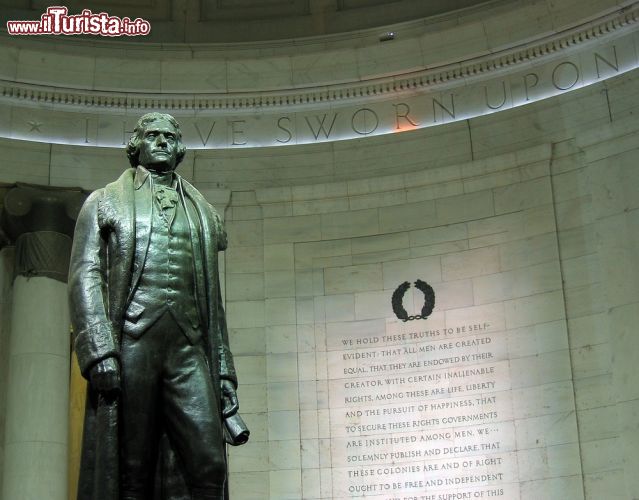 Immagine Un primo piano della statua di Thomas Jefferson all'interno del memoriale a lui dedicato e, sullo sfondo, l'iscrizione su una parete di alcune frasi pronunciate dal Presidente - foto © Bryan Brazil / Shutterstock.com