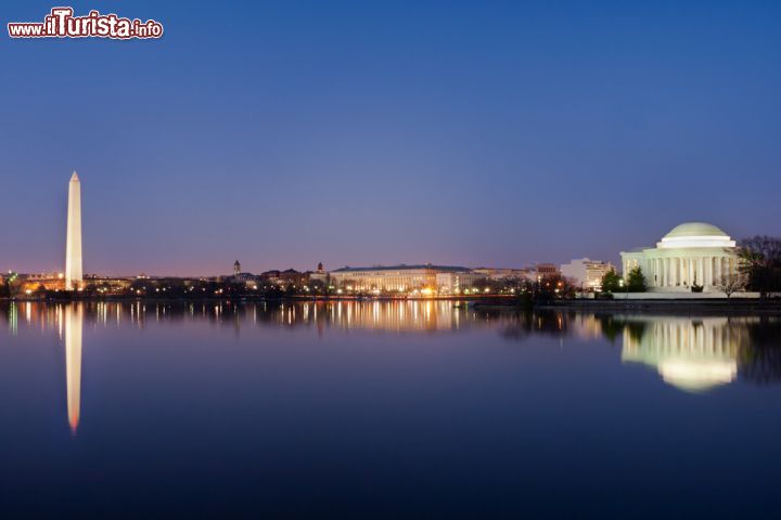 Immagine Il Tidal Basin, sulle cui sponde sorgono il Jefferson Memorial e l'obelisco del monumento a George Washington, primo presidente degli Stati Uniti d'America - foto © Orhan Cam / Shutterstock.com