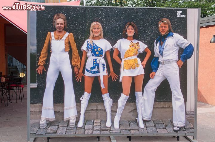 Immagine Cartonato Abba The Museum Stoccolma Svezia, una foto ricordo in stivali con le zeppe e tutine di paillettes in pieno stile ABBA.