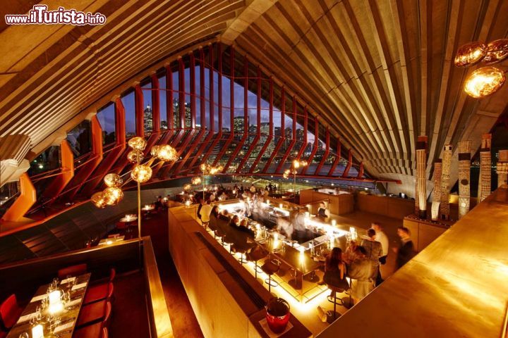 Immagine Ristorante Bennelong all'Opera House di Sydney, Australia - Volete assaporare il meglio della gastronomia tradizionale dell'Australia e i suoi pregiati vini? Con una vista spettacolare sulla baia di Sydney? E' ciò che offre il raffinato ristorante Bennelong ospitato all'interno dell'Opera House della città.