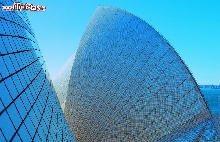 Immagine Particolare delle vele dell'Opera House di Sydney, Australia - Un bel dettaglio dell'architettura che caratterizza il teatro dell'opera della città australiana. Secondo alcuni i gusci a sezione sferica sarebbero stati selti per ricordare la flotta di barche a vela che si reca abitualmente in crociera nei mari dell'Australia.