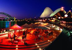 Fotografia notturna della baia di Sydney e dell'Opera House, Australia - Una suggestiva immagine dell'Opera House, definita da molti un capolavoro dell'architettura moderna, e della ...