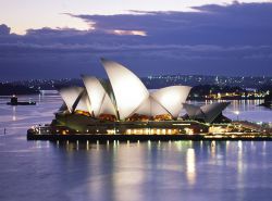 L'Opera House nella baia di Sydney, Australia - Progettato dall'architetto danese Jorn Utzon, il teatro dell'opera è una delle architetture più suggestive realizzate ...