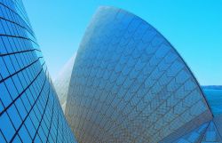 Particolare delle vele dell'Opera House di Sydney, Australia - Un bel dettaglio dell'architettura che caratterizza il teatro dell'opera della città australiana. Secondo alcuni ...