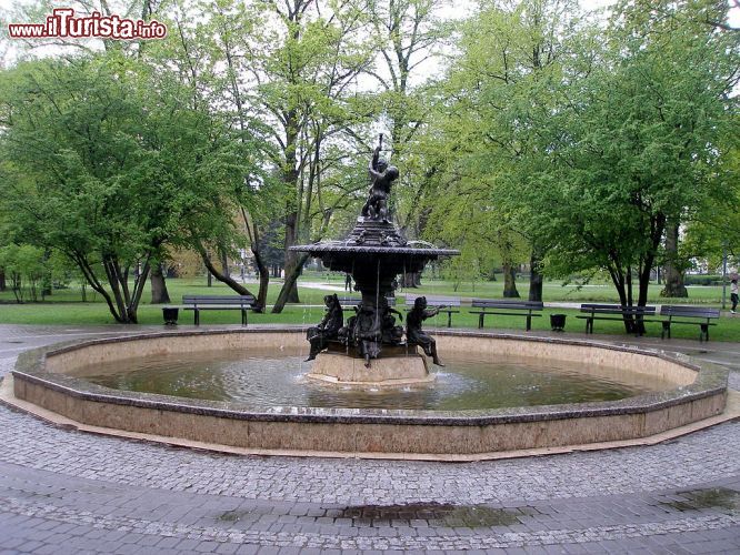 Immagine La fontana delle quatto stagioni è una delle attrazioni del  parco Vermanes di Riga - © Augšupielādēja Anonīms / Vikipēdija.