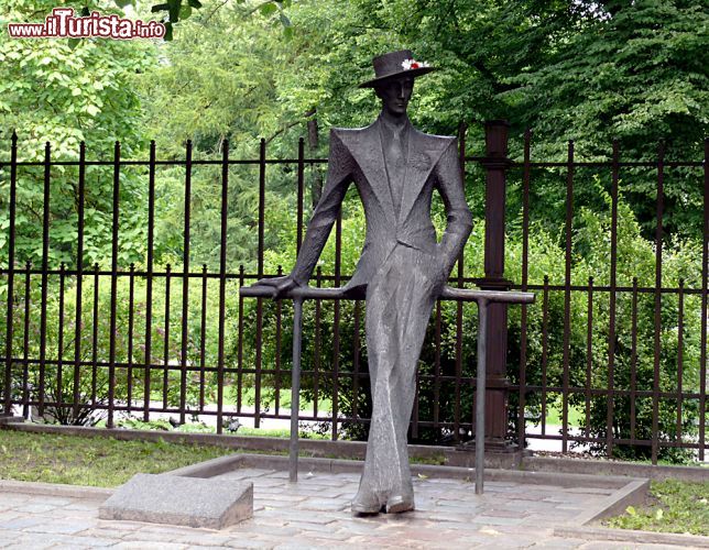 Immagine Monumento a Karl Padegs a Riga, ci troviamo all'interno del parco Vermanes - © Augšupielādēja Anonīms / Vikipēdija.