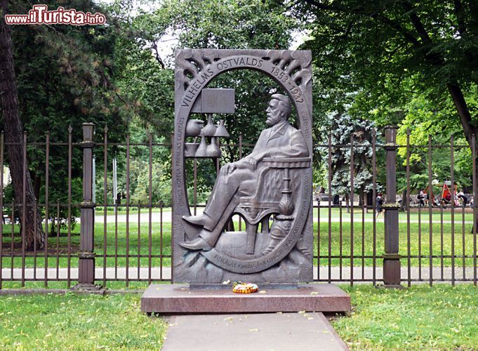Immagine Il monumento dedicato a Wilchelm Ostwald si trova nel parco Vermanes di Riga - © Augšupielādēja Anonīms / Vikipēdija.