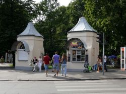 Chioschi di frutta nel grande parco di Riga, il Vermanes - © Augšupielādēja Anonīms / Vikipēdija.