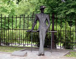 Monumento a Karl Padegs a Riga, ci troviamo all'interno del parco Vermanes - © Augšupielādēja Anonīms / Vikipēdija.