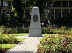 Il memorial dedicato ad Anna Vermanes  nell'omonimo parco di Riga - © Augšupielādēja Anonīms / Vikipēdija.