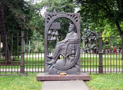 Il monumento dedicato a Wilchelm Ostwald si trova nel parco Vermanes di Riga - © Augšupielādēja Anonīms / Vikipēdija.
