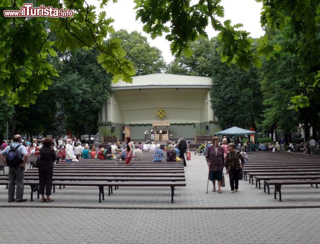 Immagine Uno spettacolo all'interno del parco Vermanes di Riga. In questa sede si svolge ad agosto il  City of Riga Festival - © Augšupielādēja Anonīms / Vikipēdija.