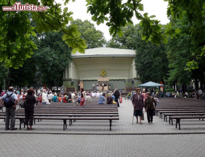 Immagine Uno spettacolo all'interno del parco Vermanes di Riga. In questa sede si svolge ad agosto il  City of Riga Festival - © Augšupielādēja Anonīms / Vikipēdija.