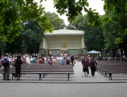 Uno spettacolo all'interno del parco Vermanes di Riga. In questa sede si svolge ad agosto il  City of Riga Festival - © Augšupielādēja Anonīms / Vikipēdija. ...