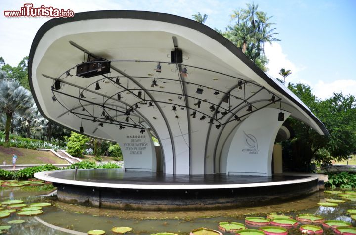 Immagine Auditorium dei Giardini Botanici di Singapore - I Botanic Gardens ospitano anche un bell'auditorium, Shaw Foundation Symphony Stage, circondato dall'acqua di un laghetto, dove vengono organizzati spettacoli gratuiti d'opera lirica. Se avete la fortuna di essere in città quando si tengono non perdeteveli © Tang Yan Song / Shutterstock.com