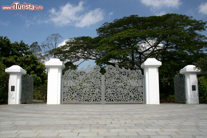 Immagine Ingresso dei Botanic Gardens di Singapore - La bella cancellata che accoglie i visitatori nell'oasi urbana situata in fondo a Orchard Road: Singapore è una vera sorpresa per chi ama la natura. E' sufficiente infatti salire su un autobus per raggiungere comodamente una delle tante attrazioni naturalistiche di questa aspirante "city in a garden" © 9502885 / Shutterstock.com