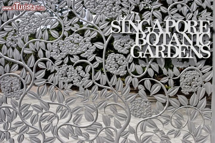 Immagine Particolare dell'inferriata all'ingresso dei Botanic Gardens di Singapore - Un bel dettaglio della lavorazione con soggetto floreale che decora il cancello d'ingresso dei Giardini Botanici di Singapore © sasaperic / Shutterstock.com
