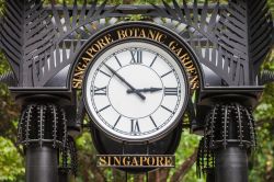 Antico orologio nei Botanic Gardens di Singapore - Stile retrò per questo bell'orologio che si trova all'interno dell'oasi naturalistica della città © saiko3p ...
