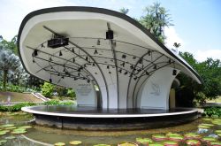 Auditorium dei Giardini Botanici di Singapore - I Botanic Gardens ospitano anche un bell'auditorium, Shaw Foundation Symphony Stage, circondato dall'acqua di un laghetto, dove vengono ...