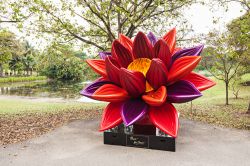 Scultura a forma di orchidea nei Giardini Botanici di Singapore - Non poteva che essere un'orchidea, fiore nazionale di Singapore, il soggetto di una delle opere scultoree più caratteristiche ...