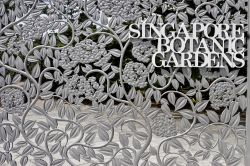 Particolare dell'inferriata all'ingresso dei Botanic Gardens di Singapore - Un bel dettaglio della lavorazione con soggetto floreale che decora il cancello d'ingresso dei Giardini ...