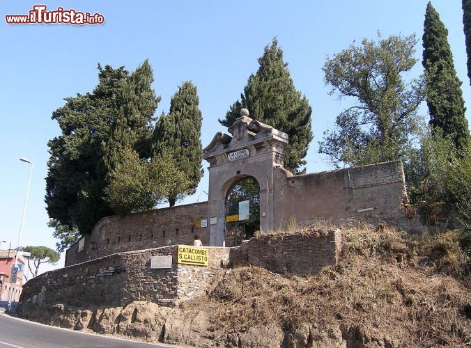 Immagine L'ingresso delle Catacombe di San Callisto a Roma - © Dnalor 01 - CC BY-SA 3.0 -  Commons.