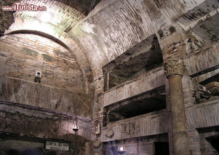 Immagine La Cripta dei Papi a Roma: ci troviamo dentro le Catacombe di San Callisto - © Dnalor 01 - CC BY-SA 3.0 -  Commons.