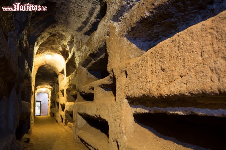 Immagine Alla scoperta della Roma sotteranea: la visita alle Catacombe di San Callisto che si trovano a sud del centro, lungo il percorso dell'Appia antica - © David Soanes / Shutterstock.com