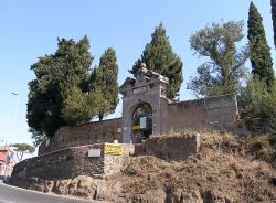 L'ingresso delle Catacombe di San Callisto a Roma - © Dnalor 01 - CC BY-SA 3.0 -  Commons.